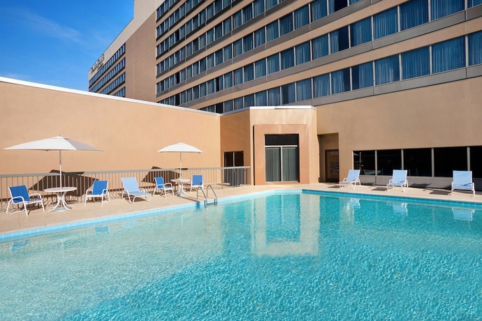 Imagen de la piscina del Hotel Sheraton Nashville Brentwood. Foto 20