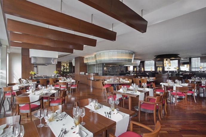 Imagen del bar/restaurante del Hotel Sheraton New Delhi. Foto 2