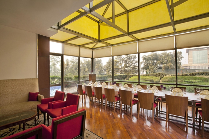 Imagen del bar/restaurante del Hotel Sheraton New Delhi. Foto 4