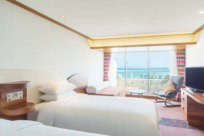 Imagen de la habitación del Hotel Sheraton Okinawa Sunmarina Resort. Foto 9