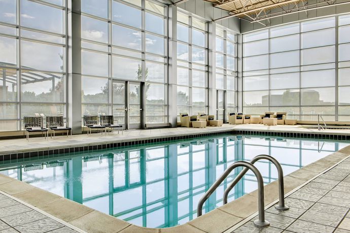 Imagen de la piscina del Hotel Sheraton Overland Park Hotel at the Convention Center. Foto 18
