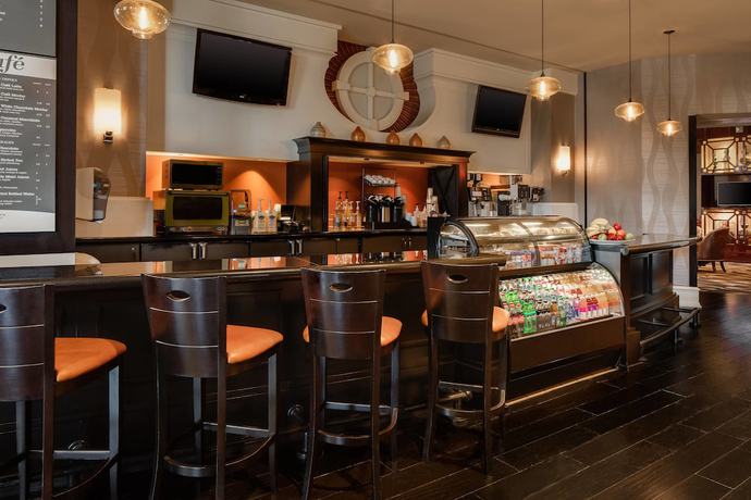 Imagen del bar/restaurante del Hotel Sheraton Overland Park Hotel at the Convention Center. Foto 3