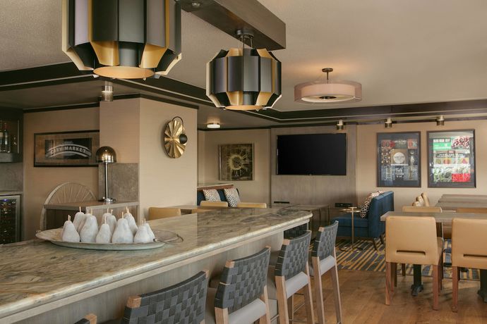 Imagen del bar/restaurante del Hotel Sheraton Overland Park Hotel at the Convention Center. Foto 4