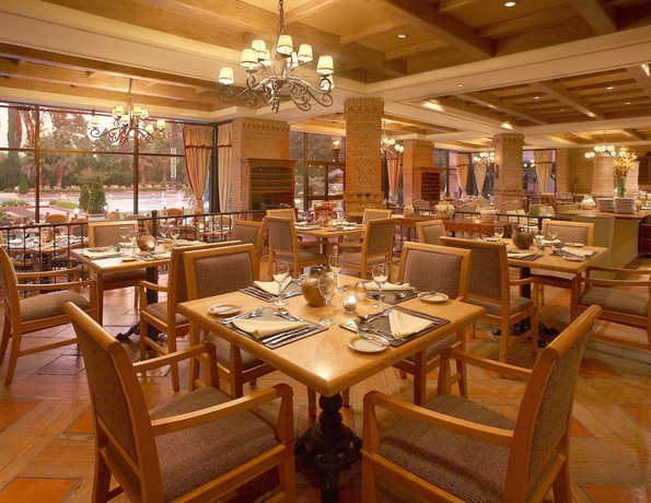 Imagen del bar/restaurante del Hotel Sheraton Pilar and Convention Center. Foto 2