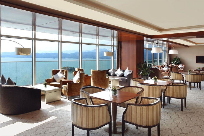 Imagen del bar/restaurante del Hotel Sheraton Qiandao Lake Resort. Foto 4