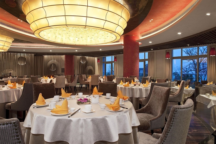 Imagen del bar/restaurante del Hotel Sheraton Qiandao Lake Resort. Foto 5