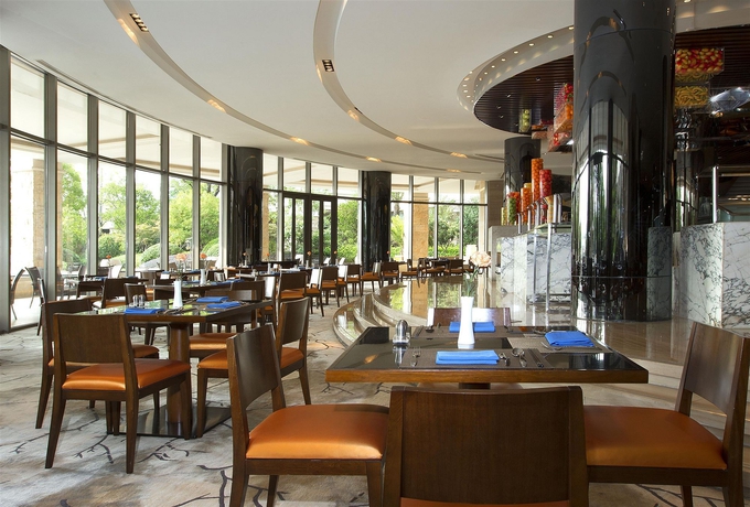 Imagen del bar/restaurante del Hotel Sheraton Qiandao Lake Resort. Foto 6