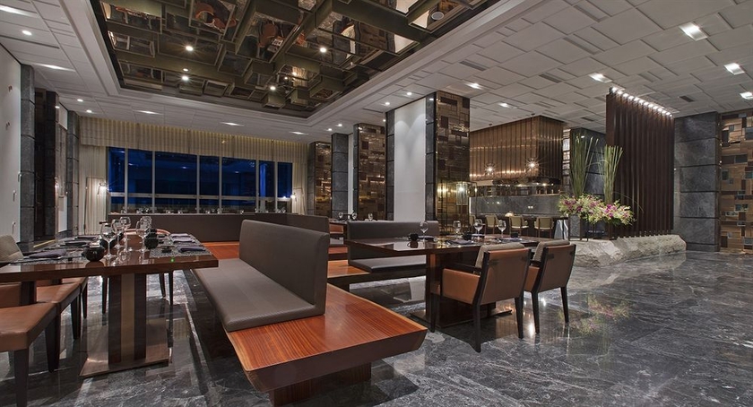 Imagen del bar/restaurante del Hotel Sheraton Qingdao Licang. Foto 6