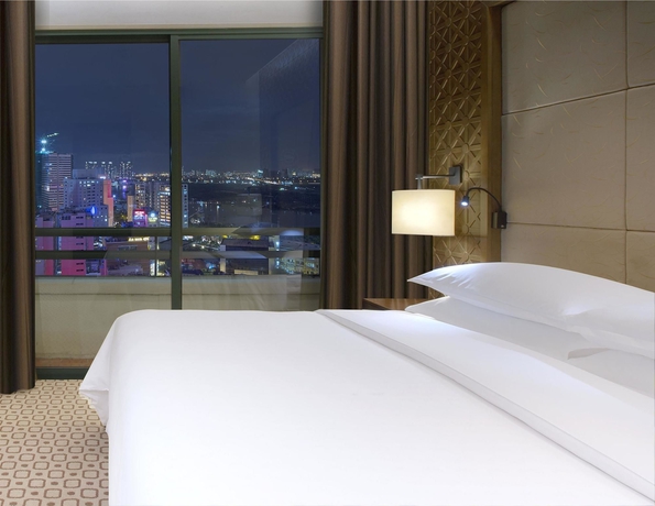 Imagen de la habitación del Hotel Sheraton Saigon and Towers. Foto 7