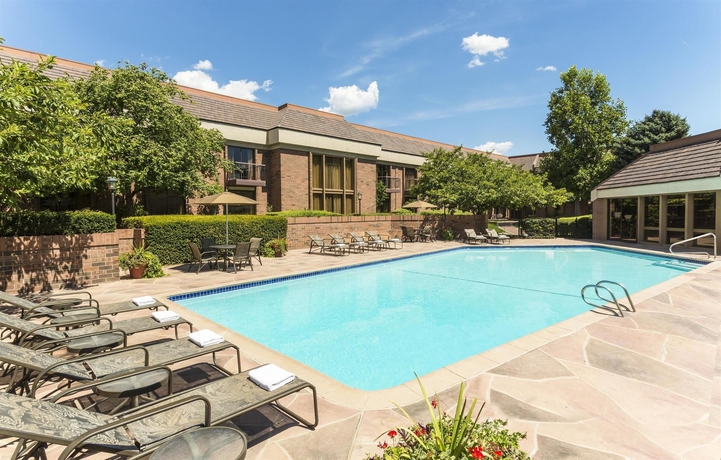 Imagen de la piscina del Hotel Sheraton Salt Lake City. Foto 16