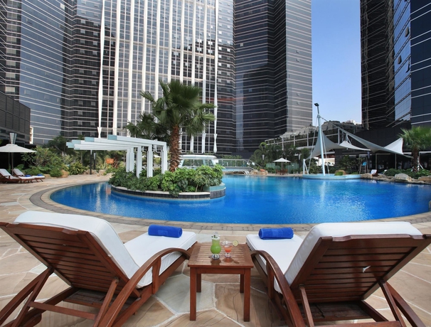 Imagen de la piscina del Hotel Sheraton Shenzhen Futian. Foto 16
