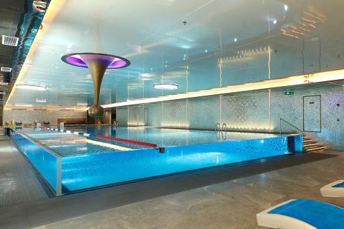 Imagen de la piscina del Hotel Sheraton Shenzhen Nanshan. Foto 10