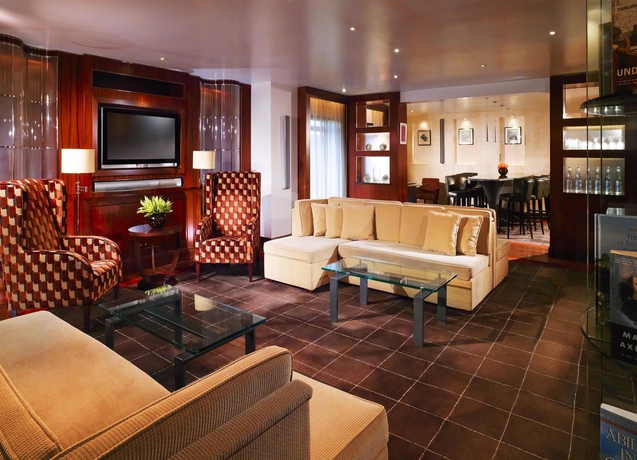 Imagen del bar/restaurante del Hotel Sheraton Skyline Hotel London Heathrow. Foto 5