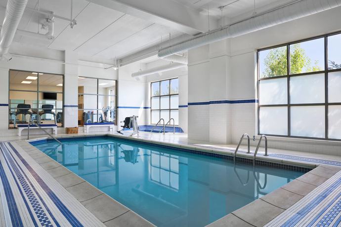 Imagen de la piscina del Hotel Sheraton St. Paul Woodbury. Foto 19