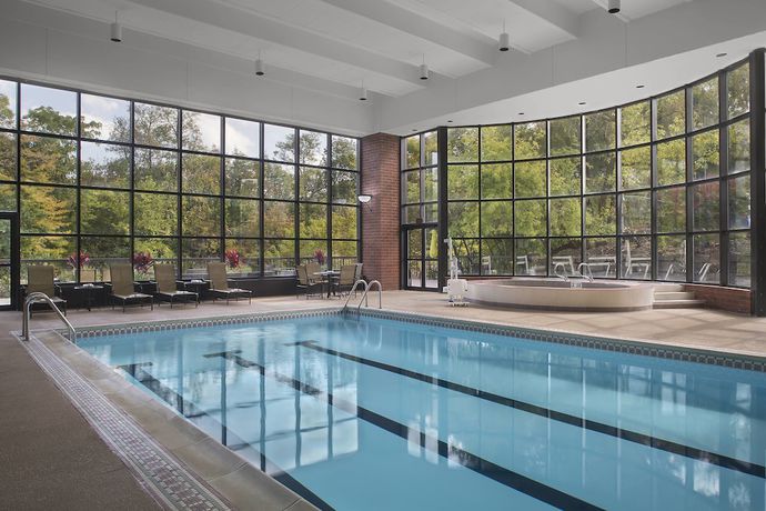 Imagen de la piscina del Hotel Sheraton Suites Akron Cuyahoga Falls. Foto 13