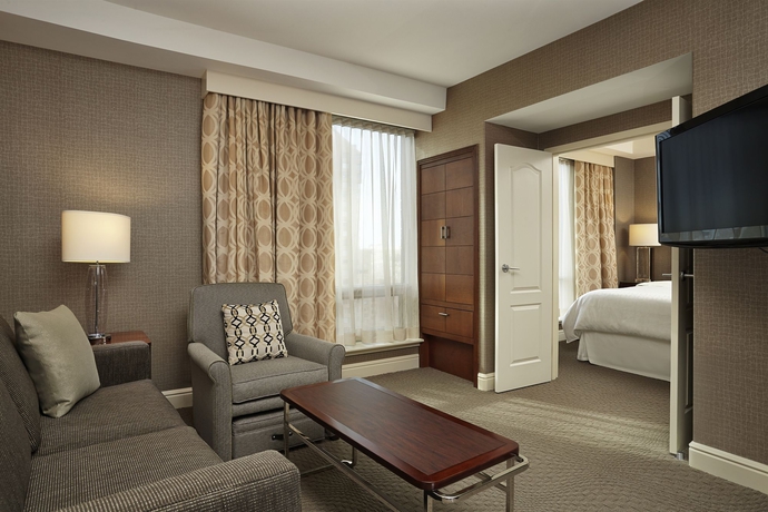 Imagen de los interiores del Hotel Sheraton Suites Calgary Eau Claire. Foto 13