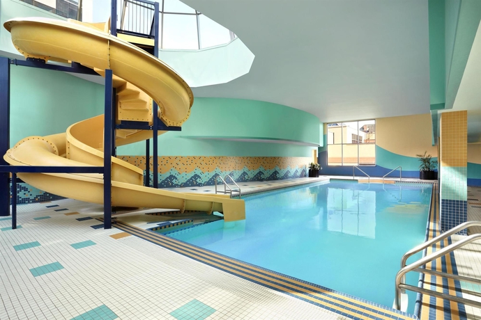 Imagen de la piscina del Hotel Sheraton Suites Calgary Eau Claire. Foto 16