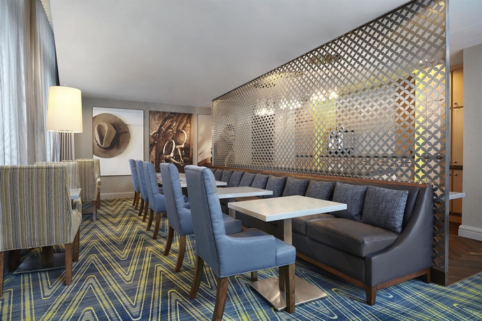 Imagen del bar/restaurante del Hotel Sheraton Suites Calgary Eau Claire. Foto 4