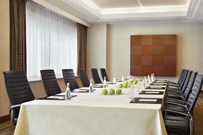 Imagen de los interiores del Hotel Sheraton Suites Calgary Eau Claire. Foto 15