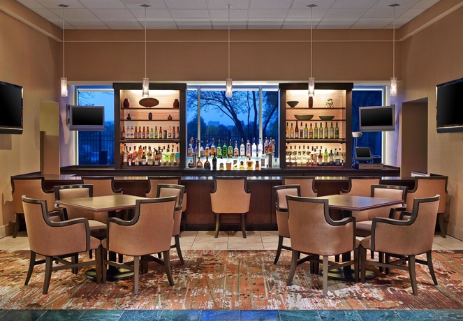Imagen del bar/restaurante del Hotel Sheraton Suites Chicago Elk Grove. Foto 5