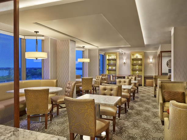 Imagen del bar/restaurante del Hotel Sheraton Suites Chicago Elk Grove. Foto 6