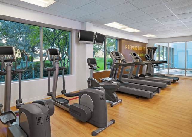 Imagen de los exteriores del Hotel Sheraton Suites Chicago Elk Grove. Foto 10