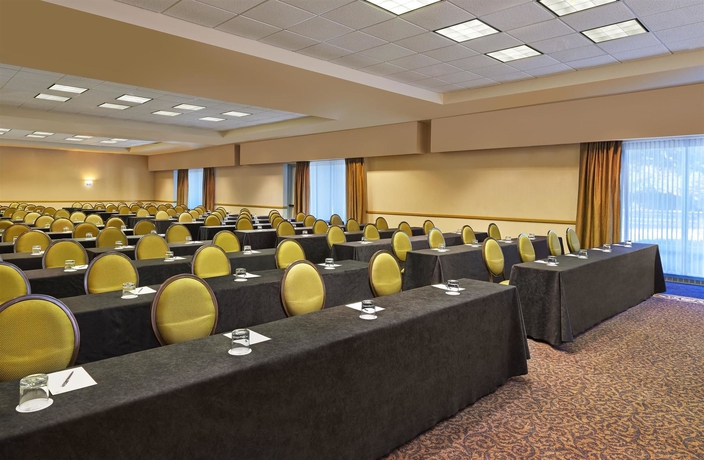 Imagen de los interiores del Hotel Sheraton Suites Chicago Elk Grove. Foto 11