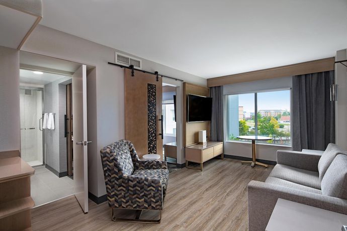 Imagen de la habitación del Hotel Sheraton Suites Columbus Worthington. Foto 9