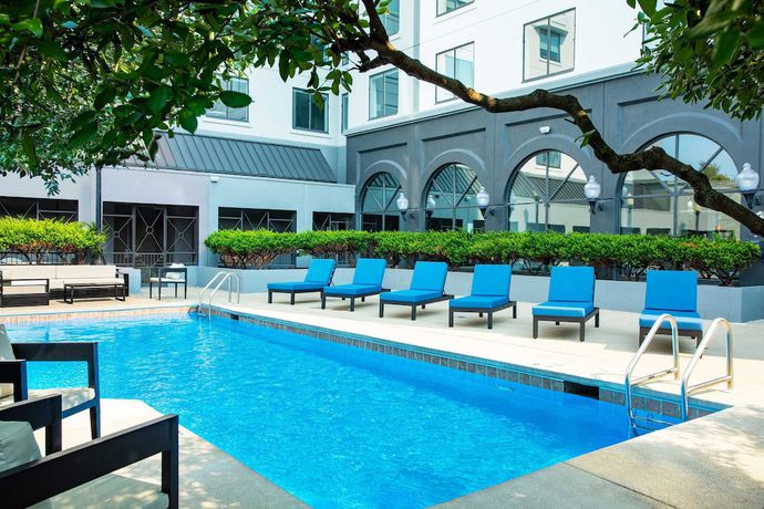 Imagen de la piscina del Hotel Sheraton Suites Columbus Worthington. Foto 20