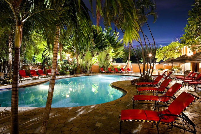 Imagen de la piscina del Hotel Sheraton Suites Fort Lauderdale at Cypress Creek. Foto 16