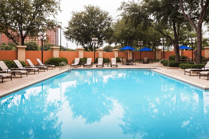 Imagen de la piscina del Hotel Sheraton Suites Market Center Dallas. Foto 15