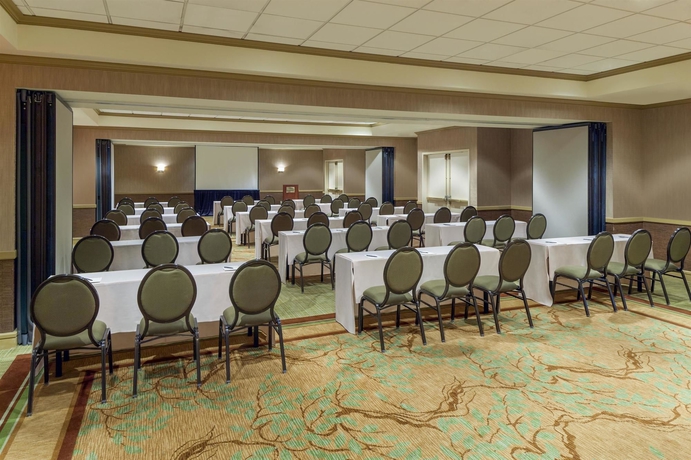 Imagen de los interiores del Hotel Sheraton Suites Market Center Dallas. Foto 14