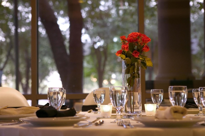 Imagen del bar/restaurante del Hotel Sheraton Suites Market Center Dallas. Foto 4