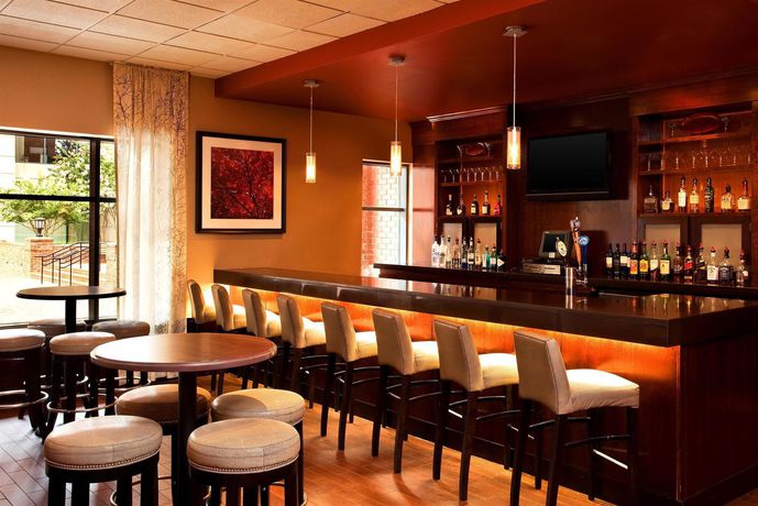 Imagen del bar/restaurante del Hotel Sheraton Suites Old Town Alexandria. Foto 3