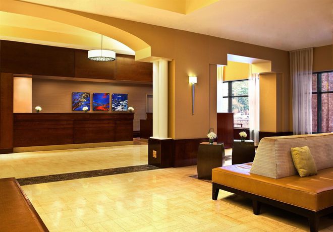 Imagen de la habitación del Hotel Sheraton Suites Old Town Alexandria. Foto 6