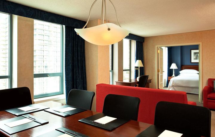 Imagen de la habitación del Hotel Sheraton Suites Old Town Alexandria. Foto 9
