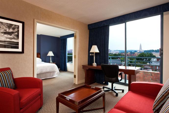 Imagen de la piscina del Hotel Sheraton Suites Old Town Alexandria. Foto 16