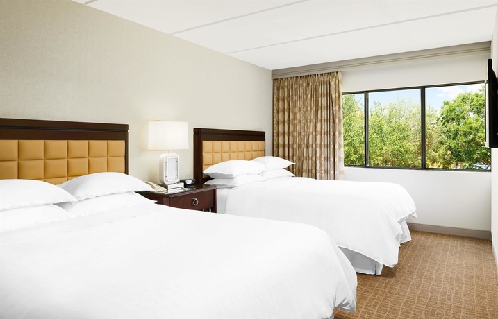 Imagen de la habitación del Hotel Sheraton Suites Orlando Airport. Foto 8