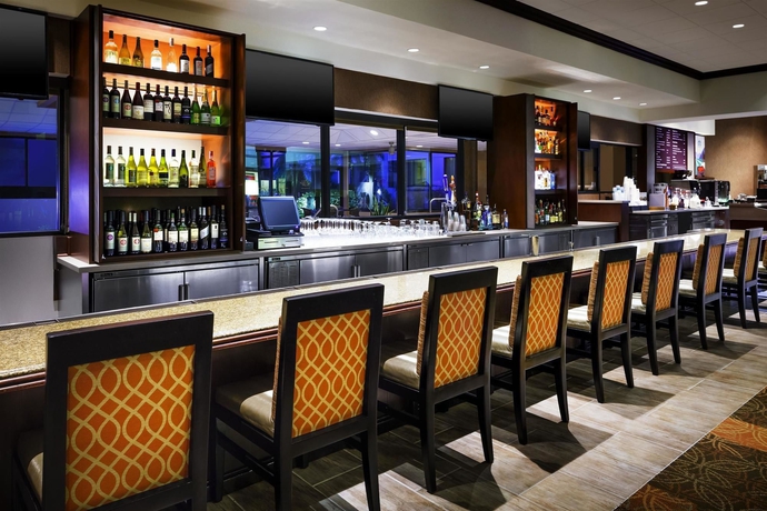 Imagen del bar/restaurante del Hotel Sheraton Suites Orlando Airport. Foto 5