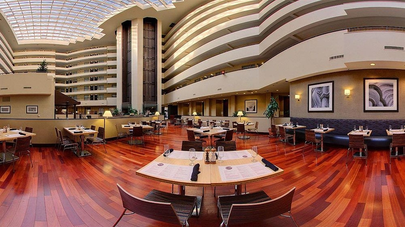 Imagen del bar/restaurante del Hotel Sheraton Suites Philadelphia Airport. Foto 4