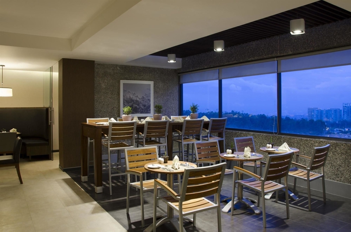 Imagen del bar/restaurante del Hotel Sheraton Suites Santa Fe. Foto 4