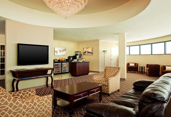 Imagen del bar/restaurante del Hotel Sheraton Tampa Brandon Hotel. Foto 3