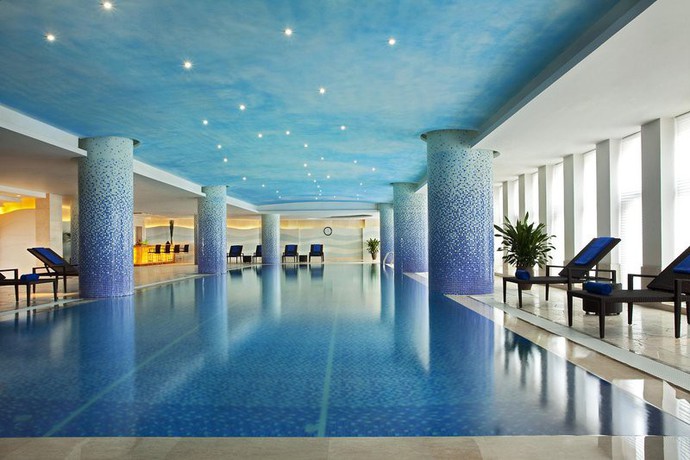 Imagen de la piscina del Hotel Sheraton Tianjin Binhai. Foto 11