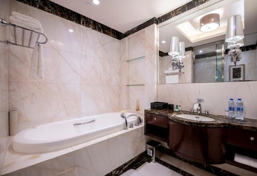 Imagen de la habitación del Hotel Sheraton Tianjin Binhai. Foto 7