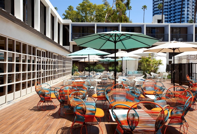 Imagen de la piscina del Hotel Sheraton Universal. Foto 16