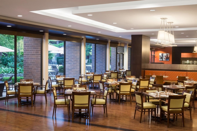 Imagen del bar/restaurante del Hotel Sheraton Vancouver Airport. Foto 4