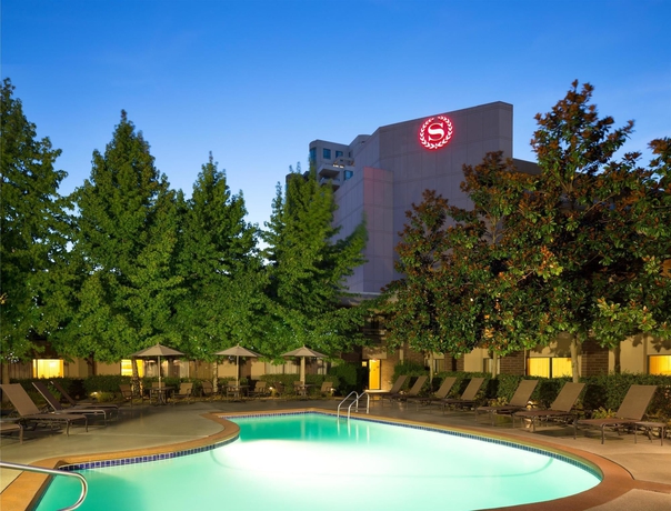 Imagen de la piscina del Hotel Sheraton Vancouver Airport. Foto 16