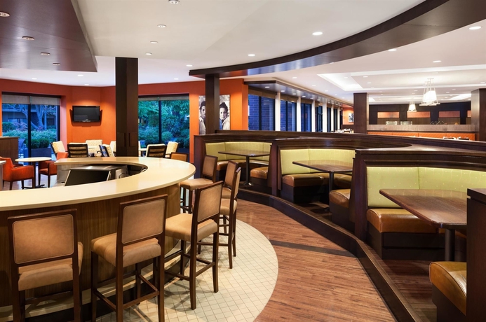 Imagen del bar/restaurante del Hotel Sheraton Vancouver Airport. Foto 7