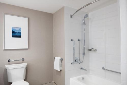 Imagen de la habitación del Hotel Sheraton Vancouver Guildford. Foto 8