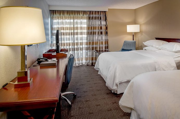 Imagen de la habitación del Hotel Sheraton Westport Chalet St. Louis. Foto 2